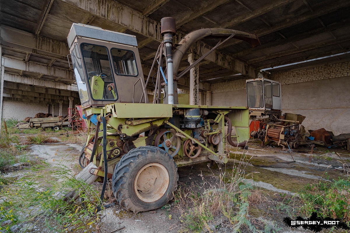 Репортаж из разрушенных цехов ВТЗ, снимки полузатопленного владимирского бункера – фотограф Сергей Рут путешествует по стране и делится уникальными кадрами забытых людьми локаций, куда простым смертным лучше не заходить. Результатами одной из недавних прогулок молодой человек поделился во «ВКонтакте». Оказывается, на территории Владимирской области существует необычное «кладбище» – место, где под открытым небом доживает свои дни сельскохозяйственная техника.
