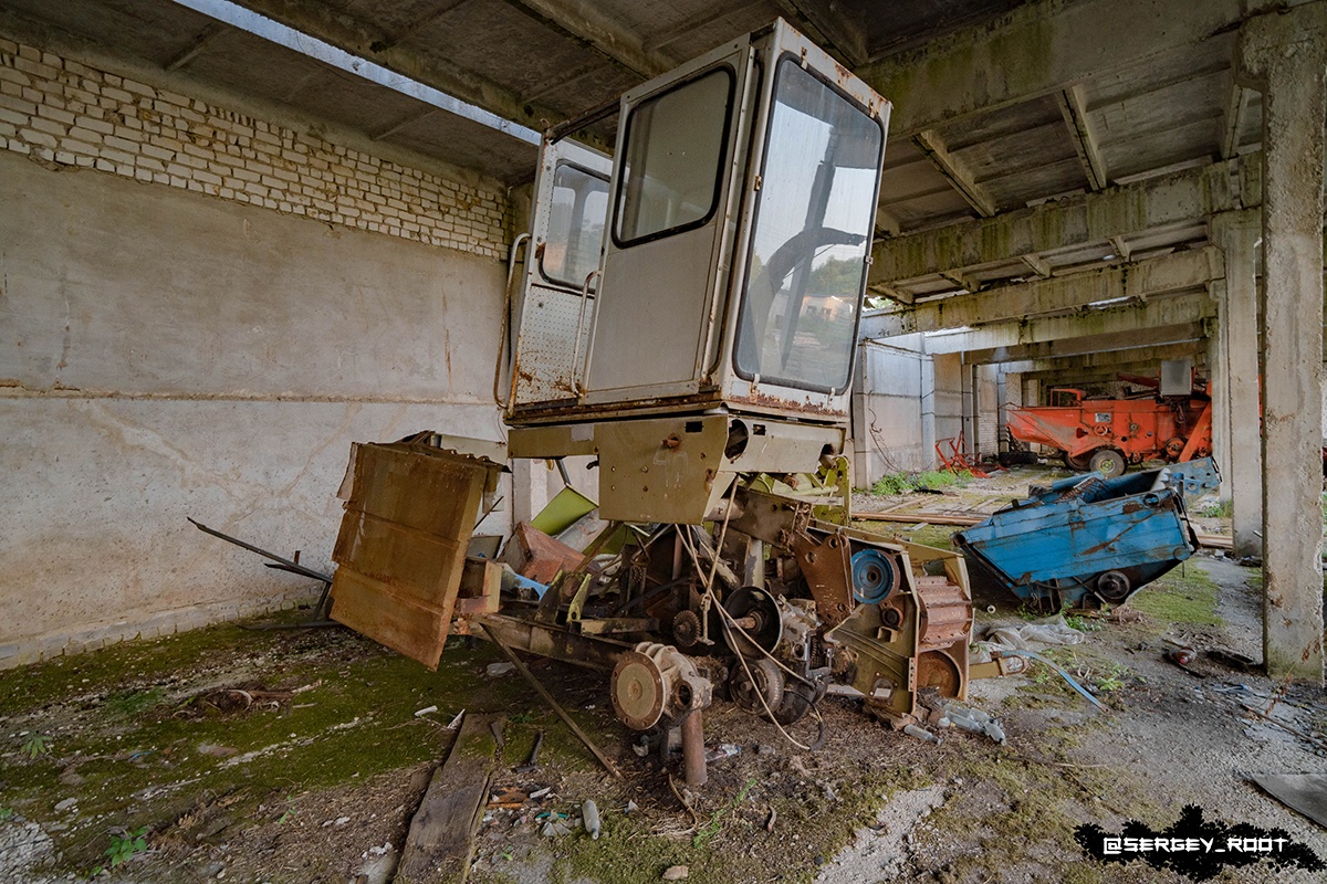 Репортаж из разрушенных цехов ВТЗ, снимки полузатопленного владимирского бункера – фотограф Сергей Рут путешествует по стране и делится уникальными кадрами забытых людьми локаций, куда простым смертным лучше не заходить. Результатами одной из недавних прогулок молодой человек поделился во «ВКонтакте». Оказывается, на территории Владимирской области существует необычное «кладбище» – место, где под открытым небом доживает свои дни сельскохозяйственная техника.