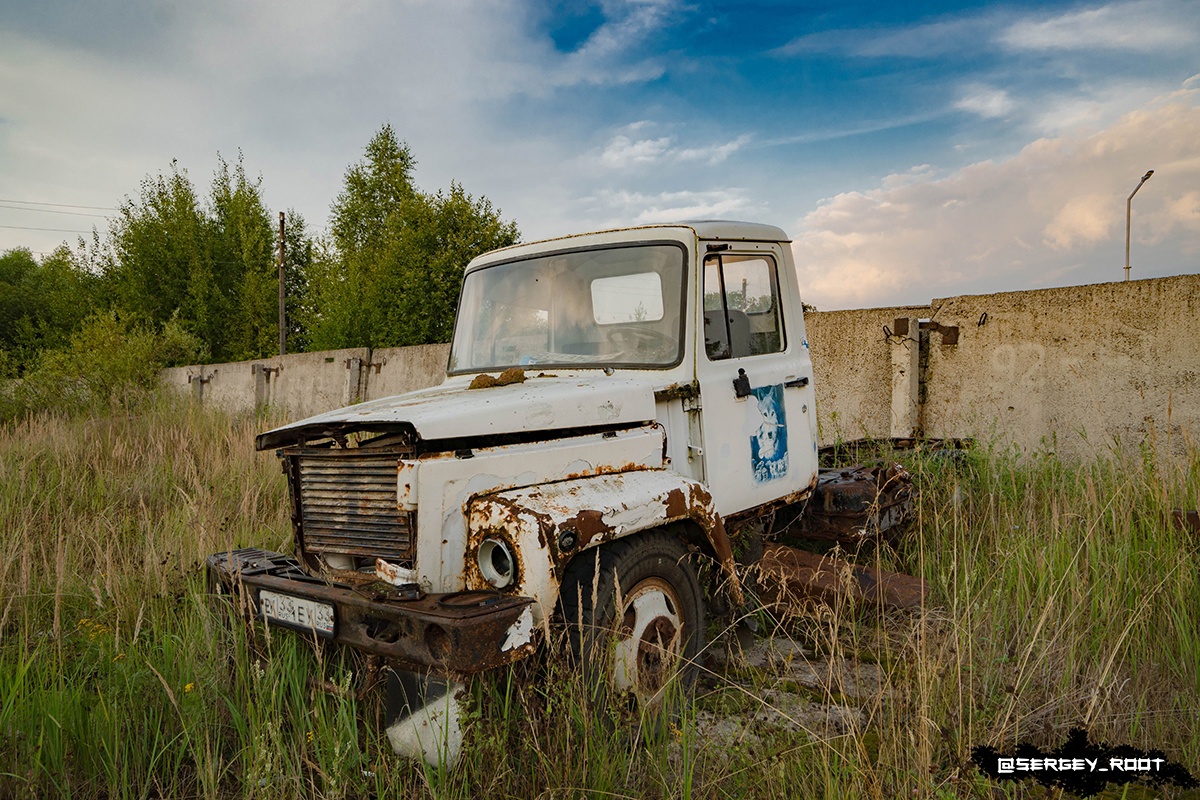 Репортаж из разрушенных цехов ВТЗ, снимки полузатопленного владимирского бункера – фотограф Сергей Рут путешествует по стране и делится уникальными кадрами забытых людьми локаций, куда простым смертным лучше не заходить. Результатами одной из недавних прогулок молодой человек поделился во «ВКонтакте». Оказывается, на территории Владимирской области существует необычное «кладбище» – место, где под открытым небом доживает свои дни сельскохозяйственная техника.