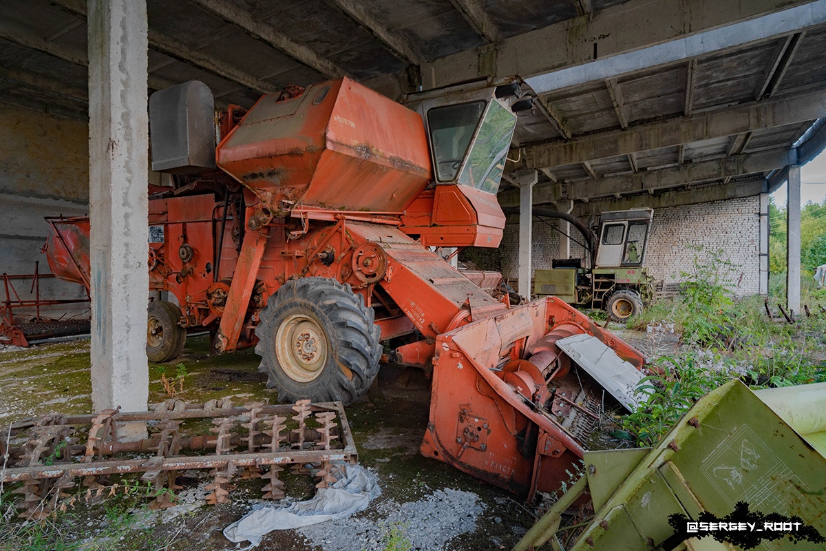 Репортаж из разрушенных цехов ВТЗ, снимки полузатопленного владимирского бункера – фотограф Сергей Рут путешествует по стране и делится уникальными кадрами забытых людьми локаций, куда простым смертным лучше не заходить. Результатами одной из недавних прогулок молодой человек поделился во «ВКонтакте». Оказывается, на территории Владимирской области существует необычное «кладбище» – место, где под открытым небом доживает свои дни сельскохозяйственная техника.