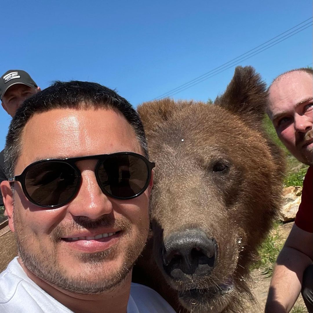 Запечатлеть себя рядом со звездным медведем, который сейчас задействован в съемках с Дмитрием Нагиевым, решились друзья из Коврова. В результате огромный зверь устроил за мужчинами настоящую погоню. Что из этого вышло, понятно из короткого ролика и последующих за ним фотографий.