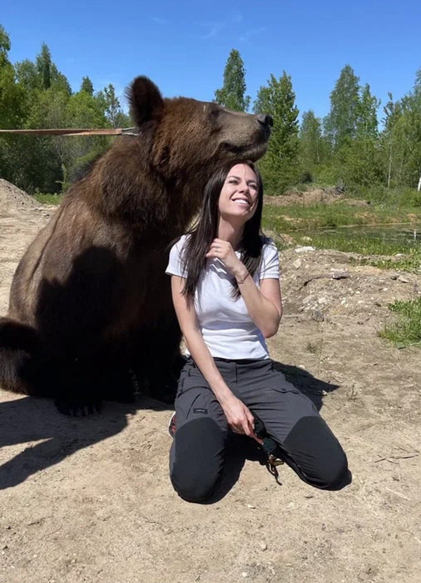 Запечатлеть себя рядом со звездным медведем, который сейчас задействован в съемках с Дмитрием Нагиевым, решились друзья из Коврова. В результате огромный зверь устроил за мужчинами настоящую погоню. Что из этого вышло, понятно из короткого ролика и последующих за ним фотографий.