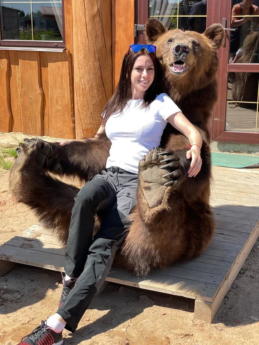 Запечатлеть себя рядом со звездным медведем, который сейчас задействован в съемках с Дмитрием Нагиевым, решились друзья из Коврова. В результате огромный зверь устроил за мужчинами настоящую погоню. Что из этого вышло, понятно из короткого ролика и последующих за ним фотографий.