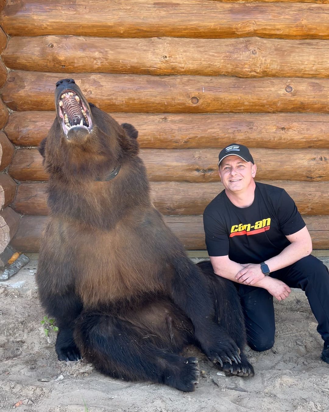 Запечатлеть себя рядом со звездным медведем, который сейчас задействован в съемках с Дмитрием Нагиевым, решились друзья из Коврова. В результате огромный зверь устроил за мужчинами настоящую погоню. Что из этого вышло, понятно из короткого ролика и последующих за ним фотографий.