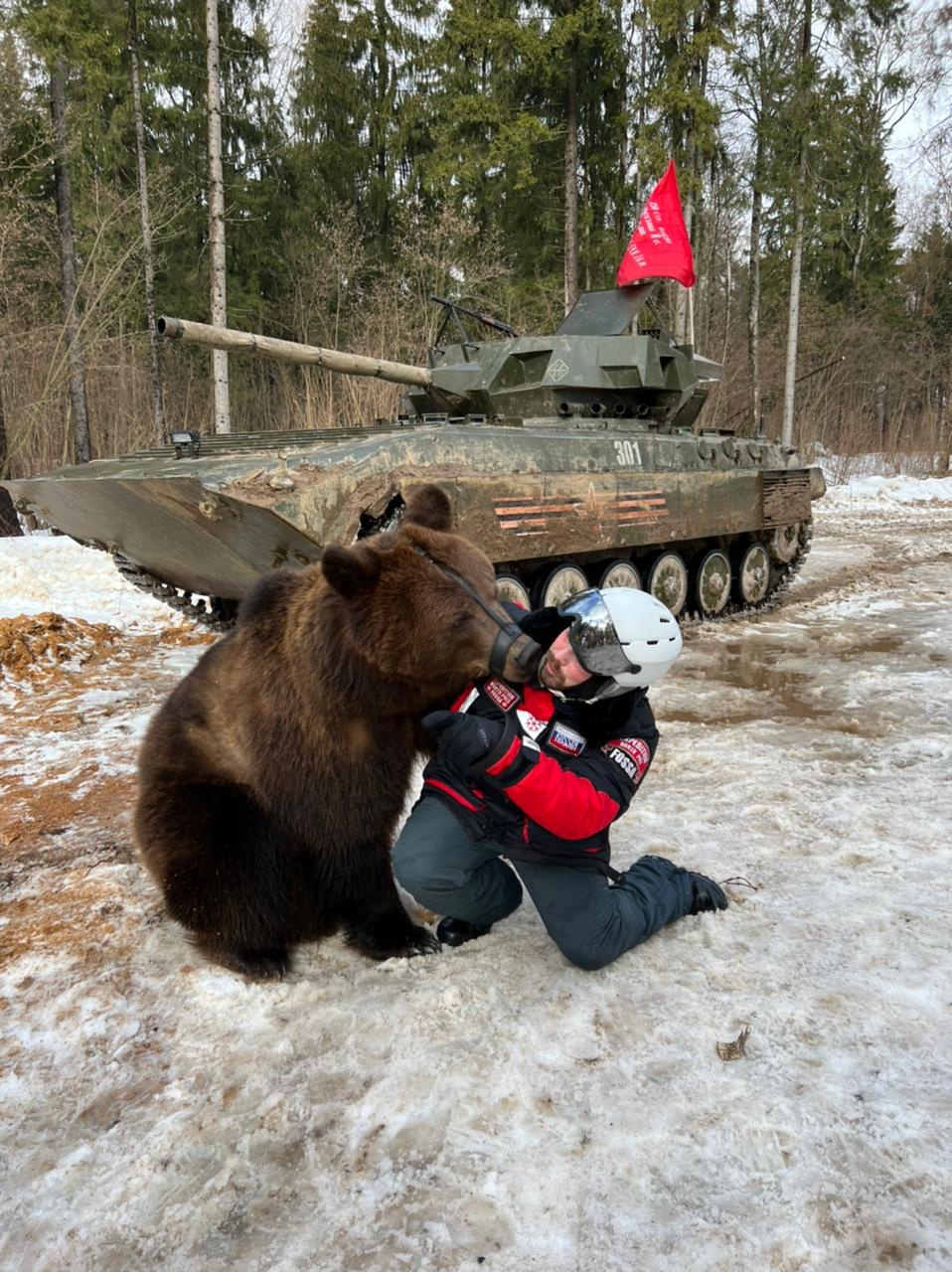 Запечатлеть себя рядом со звездным медведем, который сейчас задействован в съемках с Дмитрием Нагиевым, решились друзья из Коврова. В результате огромный зверь устроил за мужчинами настоящую погоню. Что из этого вышло, понятно из короткого ролика и последующих за ним фотографий.
