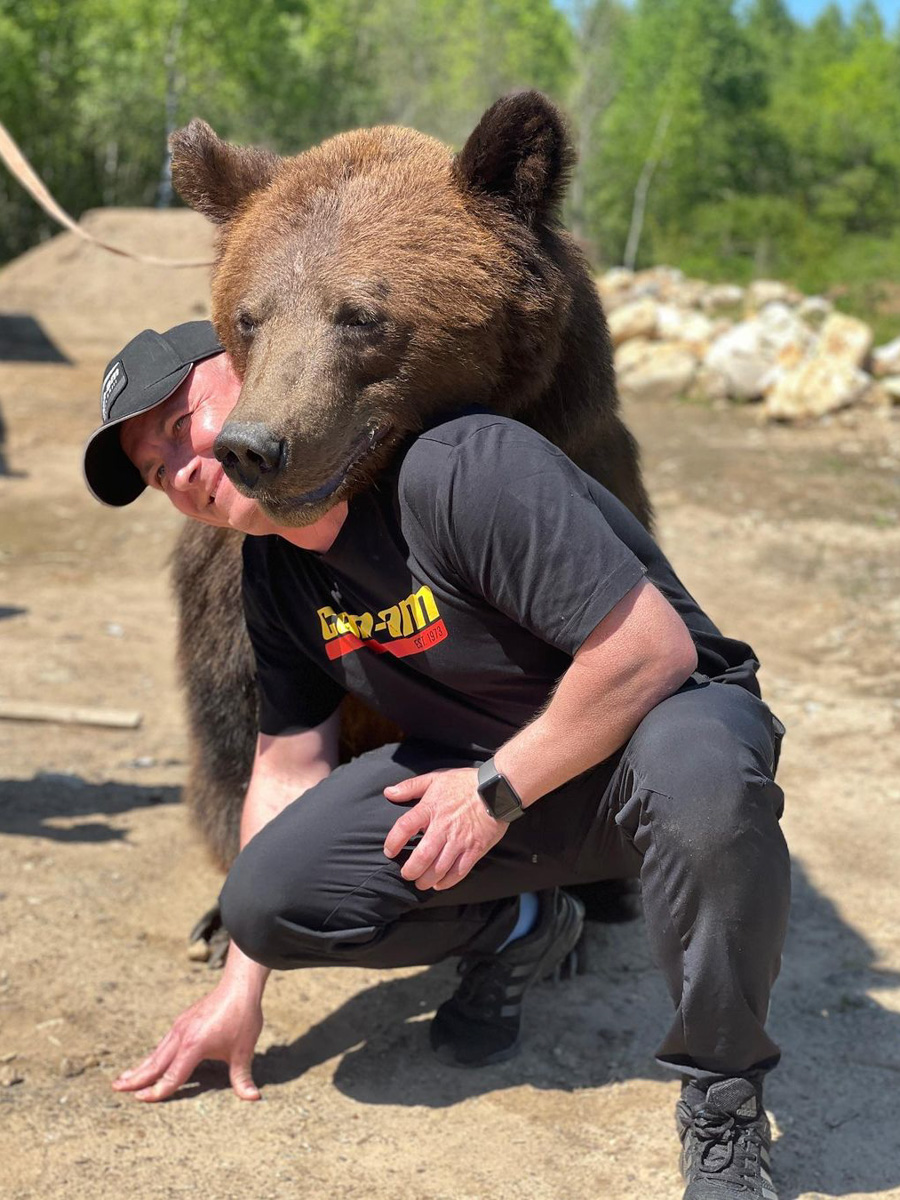 Запечатлеть себя рядом со звездным медведем, который сейчас задействован в съемках с Дмитрием Нагиевым, решились друзья из Коврова. В результате огромный зверь устроил за мужчинами настоящую погоню. Что из этого вышло, понятно из короткого ролика и последующих за ним фотографий.