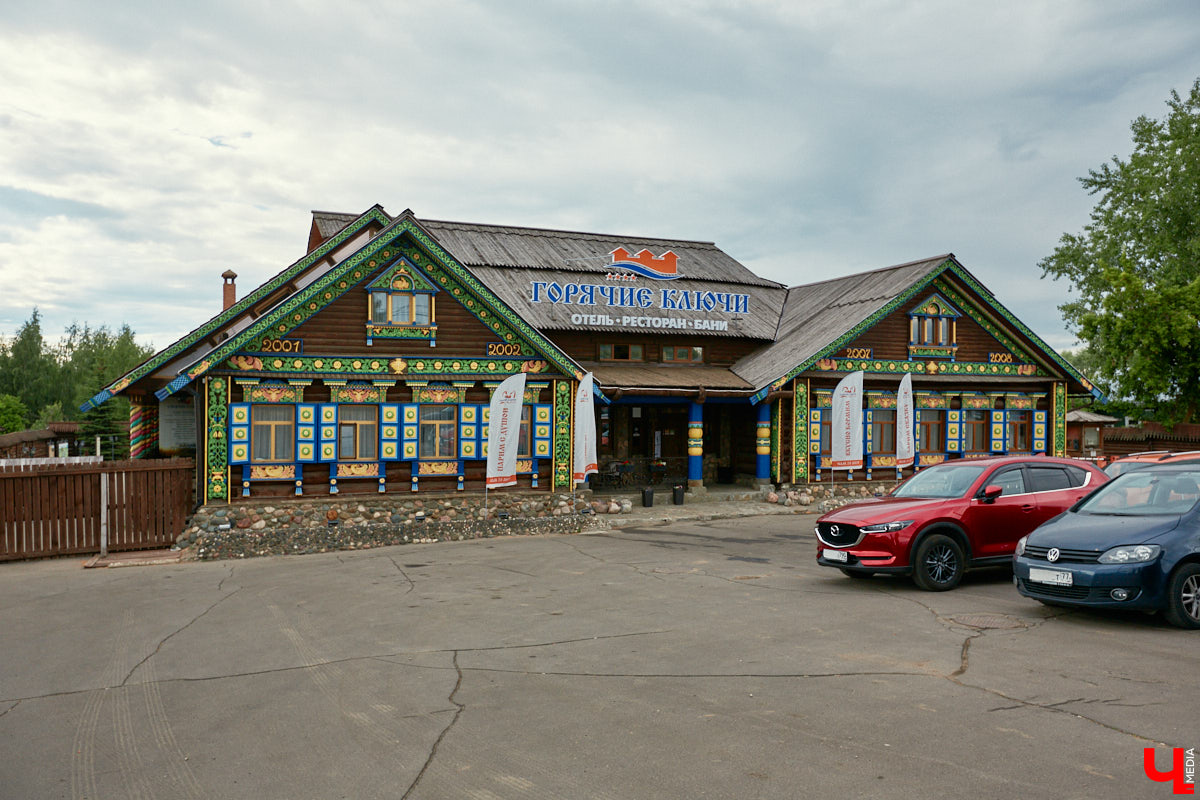 «Спорим, столько прях и   прялок в   одном месте вы   не   видели ни   разу»,   — заявила организатор «ПряхаФеста-2022» Ольга Журавлева. Единственный в   России фестиваль стал международной площадкой для увлеченных «теплым ремеслом» в   его современном прочтении. Обязательно оцените дефиле моделей в   одежде из   шерсти животных. Ну   и, конечно, талант мастериц.