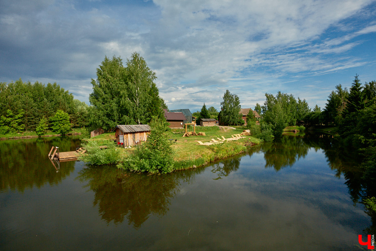 «Спорим, столько прях и   прялок в   одном месте вы   не   видели ни   разу»,   — заявила организатор «ПряхаФеста-2022» Ольга Журавлева. Единственный в   России фестиваль стал международной площадкой для увлеченных «теплым ремеслом» в   его современном прочтении. Обязательно оцените дефиле моделей в   одежде из   шерсти животных. Ну   и, конечно, талант мастериц.