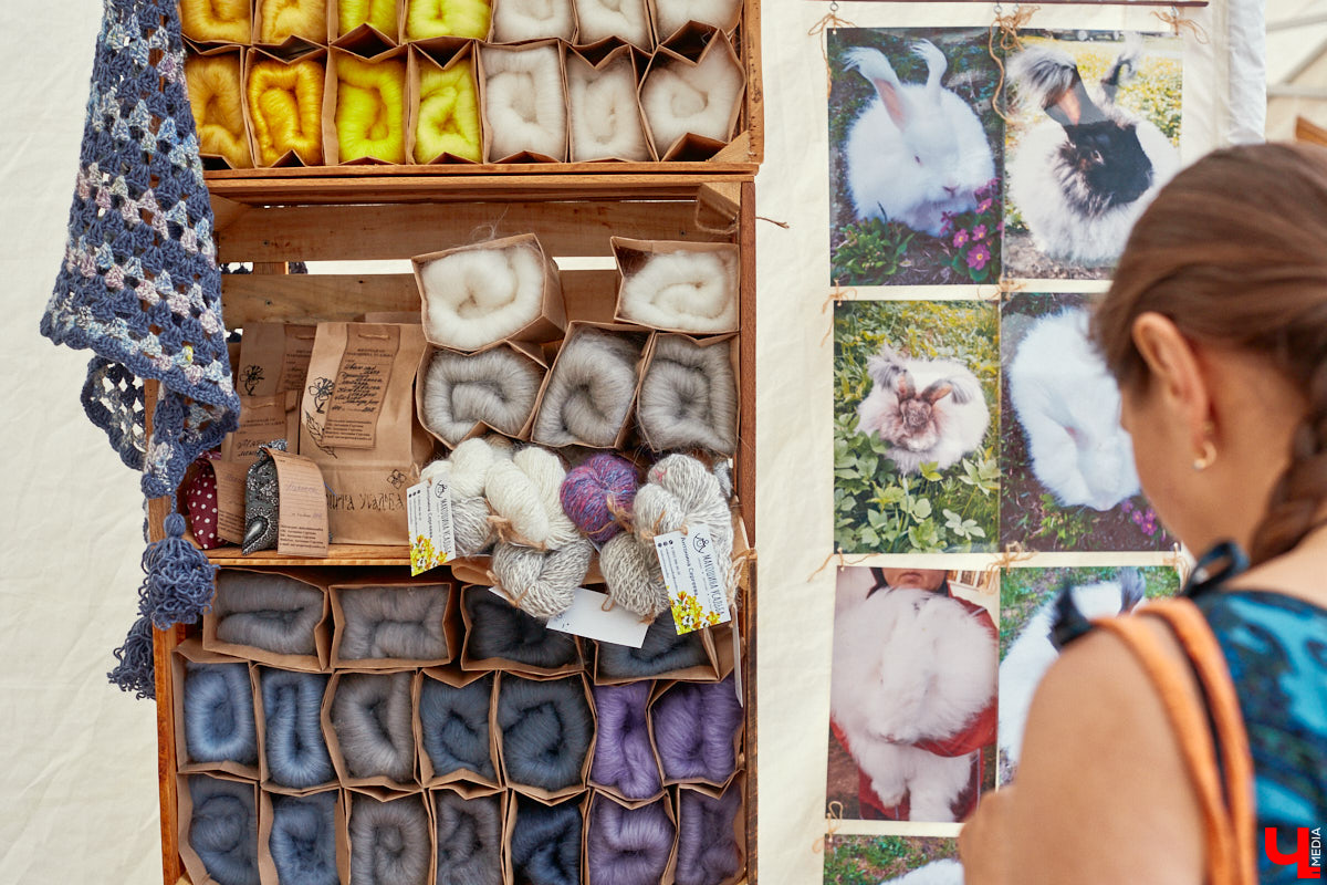 «Спорим, столько прях и   прялок в   одном месте вы   не   видели ни   разу»,   — заявила организатор «ПряхаФеста-2022» Ольга Журавлева. Единственный в   России фестиваль стал международной площадкой для увлеченных «теплым ремеслом» в   его современном прочтении. Обязательно оцените дефиле моделей в   одежде из   шерсти животных. Ну   и, конечно, талант мастериц.