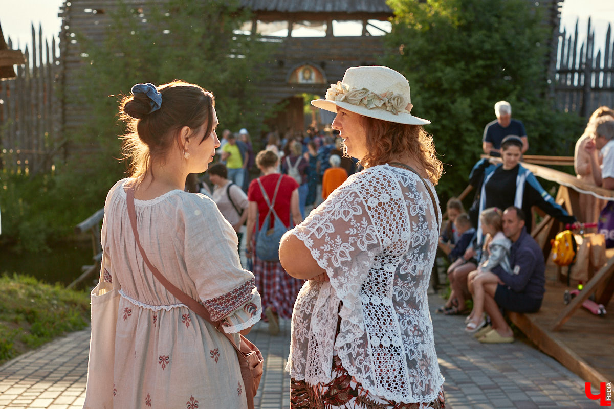 «Спорим, столько прях и   прялок в   одном месте вы   не   видели ни   разу»,   — заявила организатор «ПряхаФеста-2022» Ольга Журавлева. Единственный в   России фестиваль стал международной площадкой для увлеченных «теплым ремеслом» в   его современном прочтении. Обязательно оцените дефиле моделей в   одежде из   шерсти животных. Ну   и, конечно, талант мастериц.