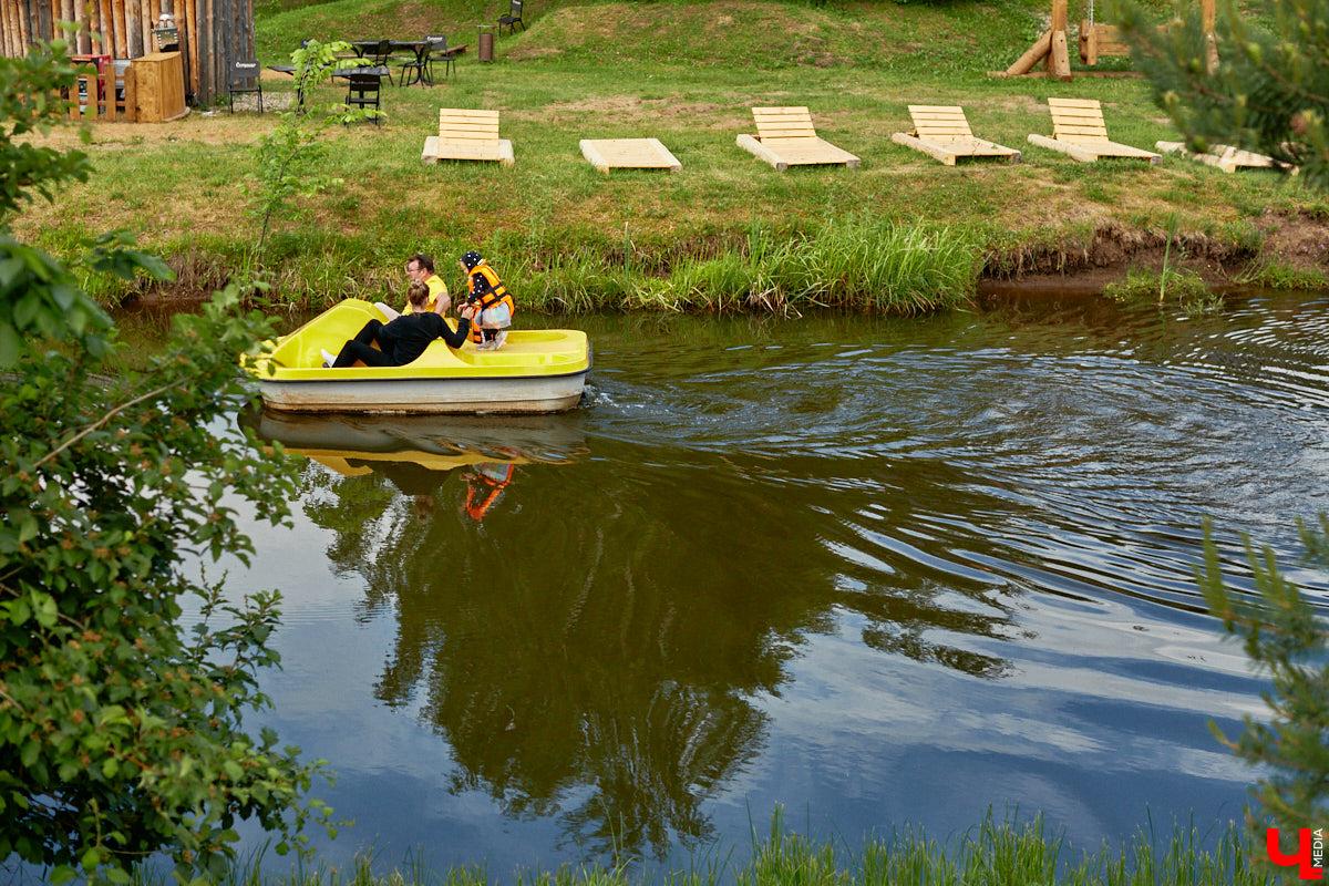 «Спорим, столько прях и   прялок в   одном месте вы   не   видели ни   разу»,   — заявила организатор «ПряхаФеста-2022» Ольга Журавлева. Единственный в   России фестиваль стал международной площадкой для увлеченных «теплым ремеслом» в   его современном прочтении. Обязательно оцените дефиле моделей в   одежде из   шерсти животных. Ну   и, конечно, талант мастериц.