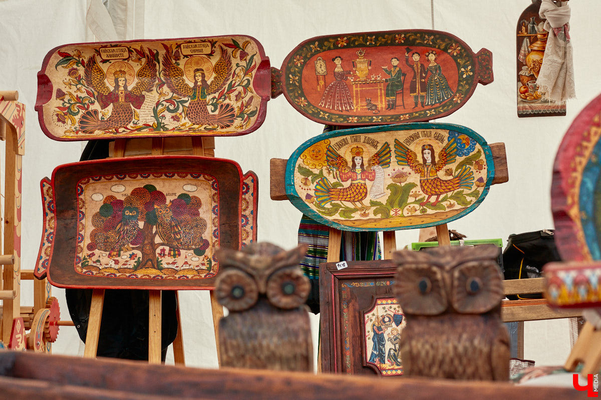 «Спорим, столько прях и   прялок в   одном месте вы   не   видели ни   разу»,   — заявила организатор «ПряхаФеста-2022» Ольга Журавлева. Единственный в   России фестиваль стал международной площадкой для увлеченных «теплым ремеслом» в   его современном прочтении. Обязательно оцените дефиле моделей в   одежде из   шерсти животных. Ну   и, конечно, талант мастериц.