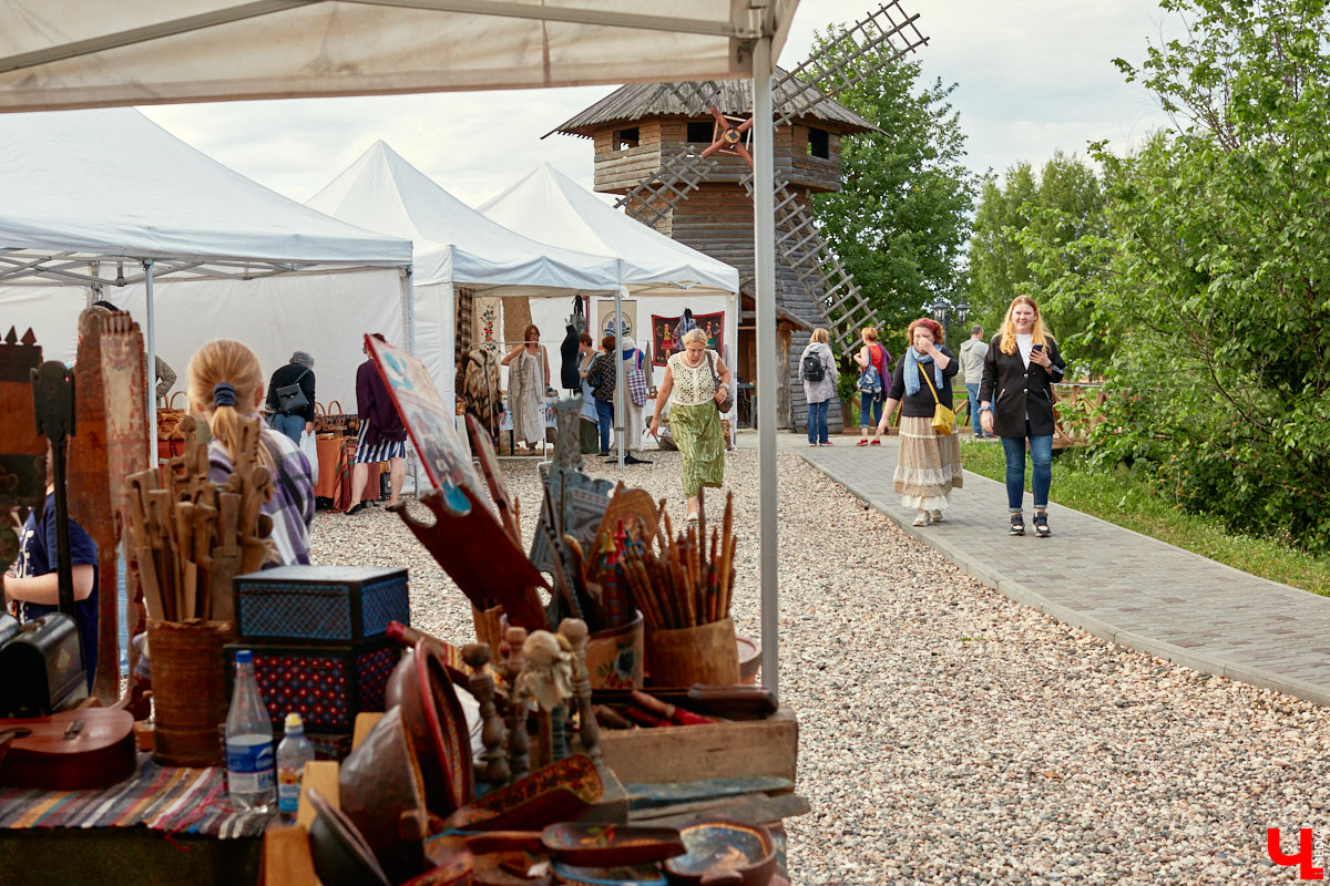 «Спорим, столько прях и   прялок в   одном месте вы   не   видели ни   разу»,   — заявила организатор «ПряхаФеста-2022» Ольга Журавлева. Единственный в   России фестиваль стал международной площадкой для увлеченных «теплым ремеслом» в   его современном прочтении. Обязательно оцените дефиле моделей в   одежде из   шерсти животных. Ну   и, конечно, талант мастериц.