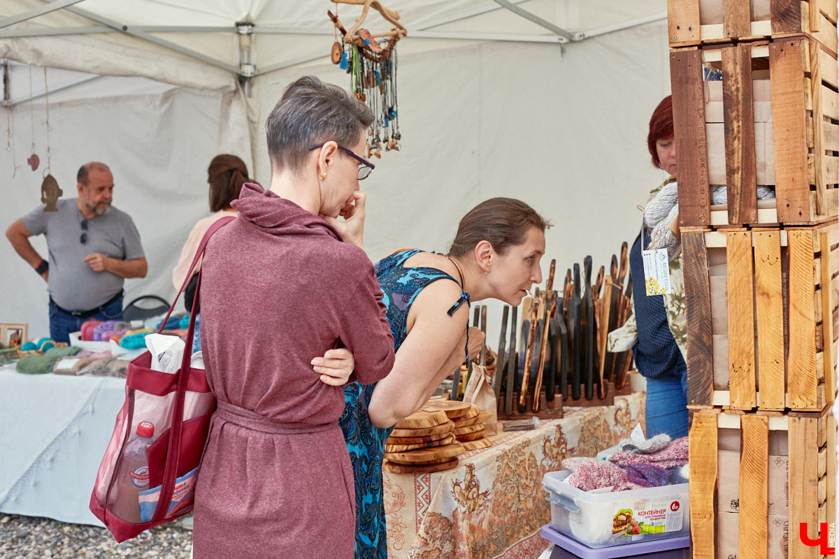 «Спорим, столько прях и   прялок в   одном месте вы   не   видели ни   разу»,   — заявила организатор «ПряхаФеста-2022» Ольга Журавлева. Единственный в   России фестиваль стал международной площадкой для увлеченных «теплым ремеслом» в   его современном прочтении. Обязательно оцените дефиле моделей в   одежде из   шерсти животных. Ну   и, конечно, талант мастериц.