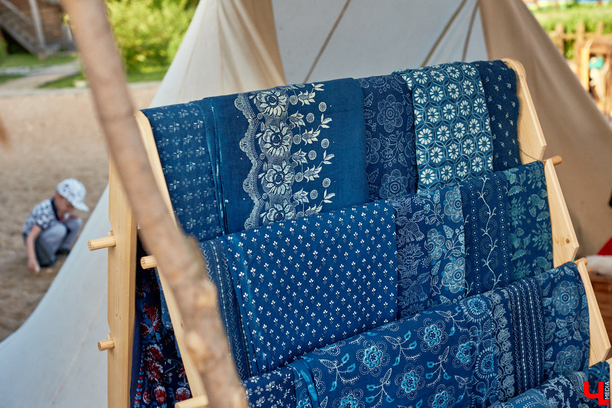 «Спорим, столько прях и   прялок в   одном месте вы   не   видели ни   разу»,   — заявила организатор «ПряхаФеста-2022» Ольга Журавлева. Единственный в   России фестиваль стал международной площадкой для увлеченных «теплым ремеслом» в   его современном прочтении. Обязательно оцените дефиле моделей в   одежде из   шерсти животных. Ну   и, конечно, талант мастериц.