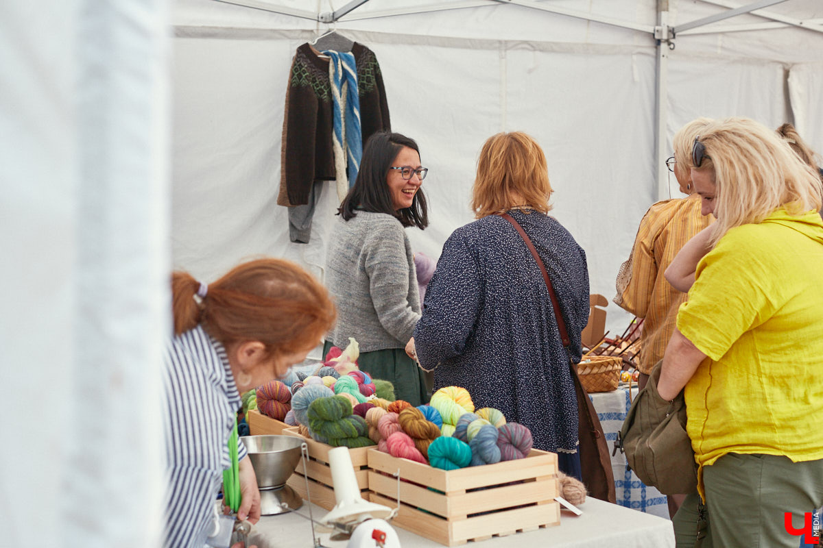 «Спорим, столько прях и   прялок в   одном месте вы   не   видели ни   разу»,   — заявила организатор «ПряхаФеста-2022» Ольга Журавлева. Единственный в   России фестиваль стал международной площадкой для увлеченных «теплым ремеслом» в   его современном прочтении. Обязательно оцените дефиле моделей в   одежде из   шерсти животных. Ну   и, конечно, талант мастериц.