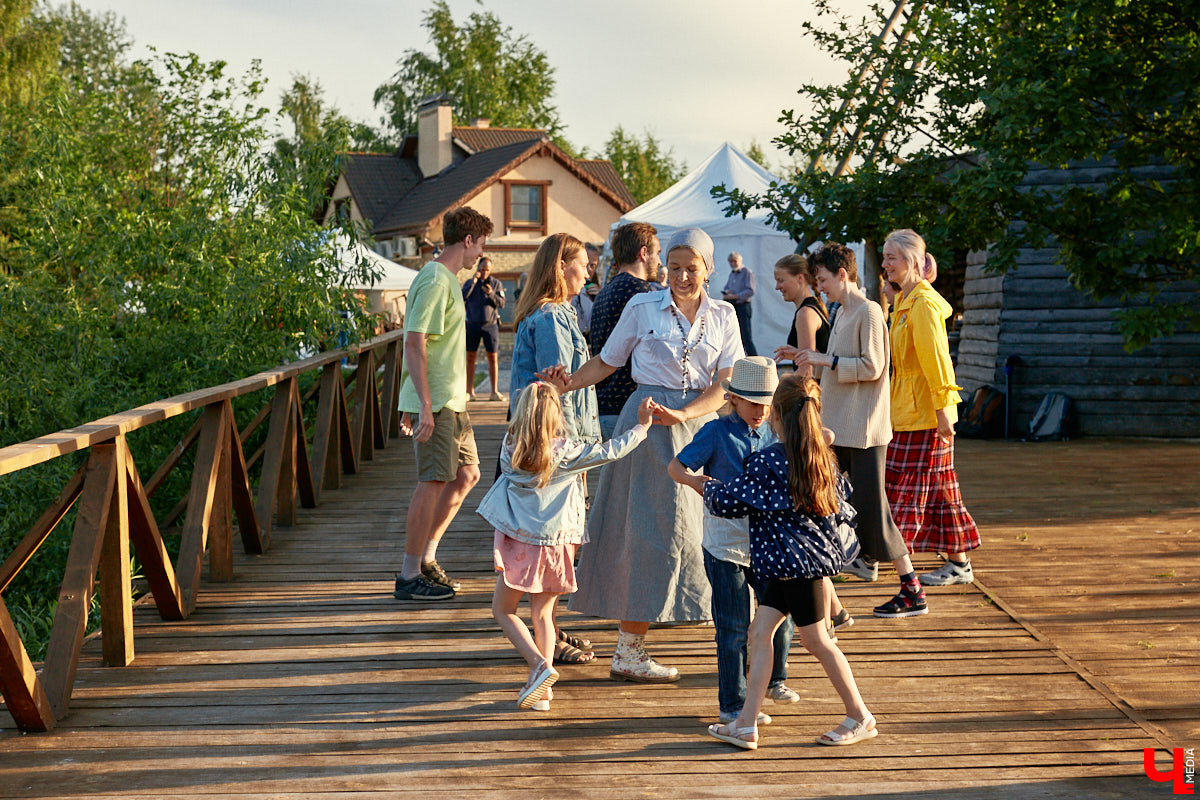 «Спорим, столько прях и   прялок в   одном месте вы   не   видели ни   разу»,   — заявила организатор «ПряхаФеста-2022» Ольга Журавлева. Единственный в   России фестиваль стал международной площадкой для увлеченных «теплым ремеслом» в   его современном прочтении. Обязательно оцените дефиле моделей в   одежде из   шерсти животных. Ну   и, конечно, талант мастериц.