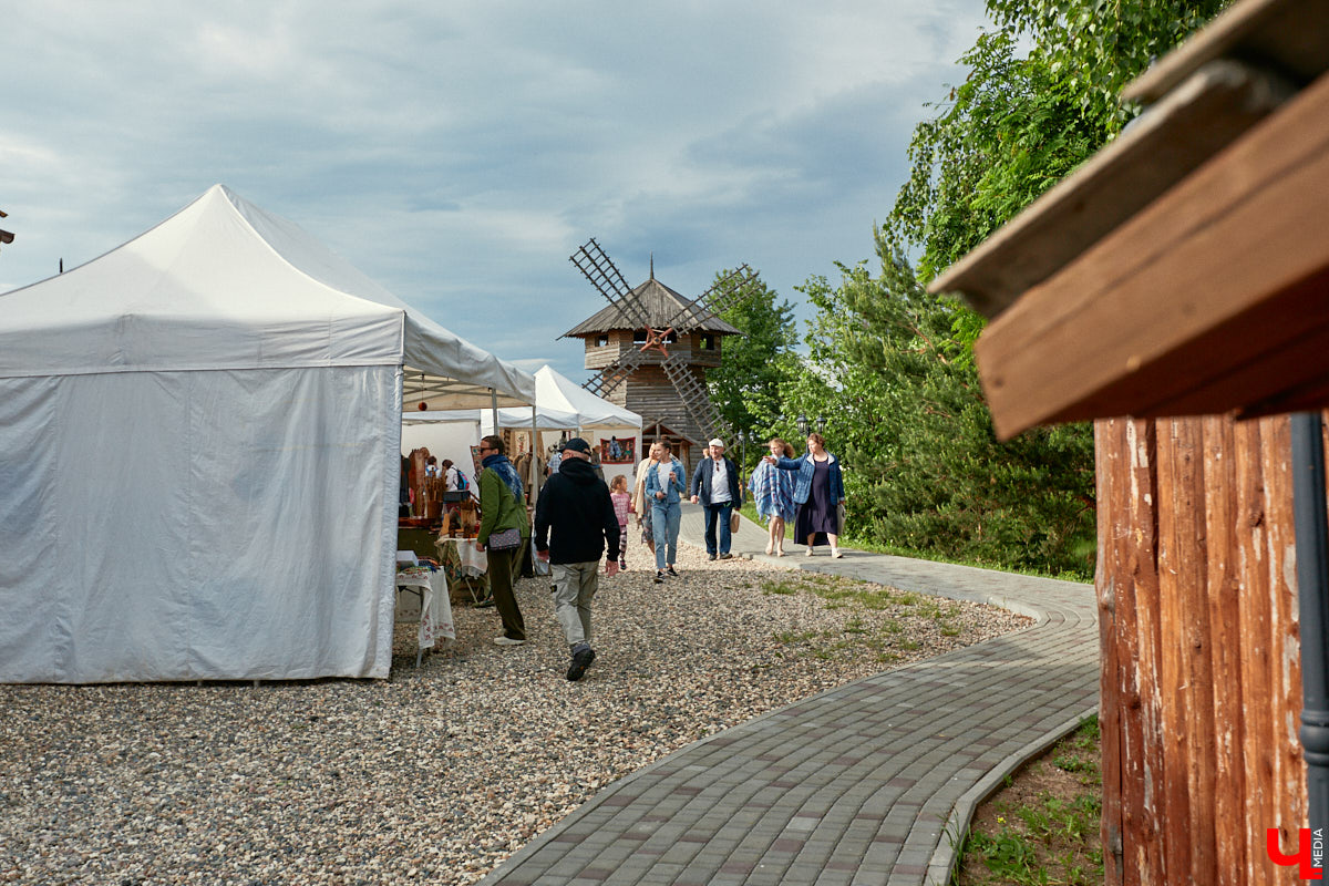 «Спорим, столько прях и   прялок в   одном месте вы   не   видели ни   разу»,   — заявила организатор «ПряхаФеста-2022» Ольга Журавлева. Единственный в   России фестиваль стал международной площадкой для увлеченных «теплым ремеслом» в   его современном прочтении. Обязательно оцените дефиле моделей в   одежде из   шерсти животных. Ну   и, конечно, талант мастериц.