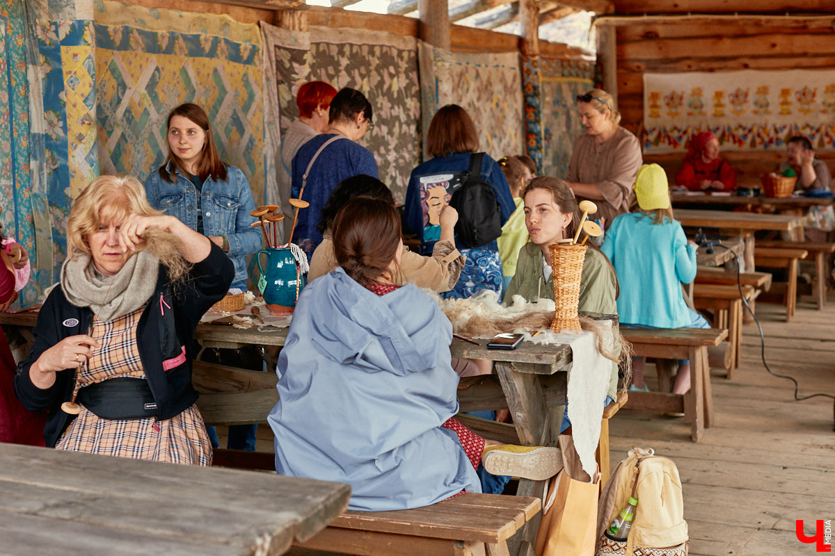 «Спорим, столько прях и   прялок в   одном месте вы   не   видели ни   разу»,   — заявила организатор «ПряхаФеста-2022» Ольга Журавлева. Единственный в   России фестиваль стал международной площадкой для увлеченных «теплым ремеслом» в   его современном прочтении. Обязательно оцените дефиле моделей в   одежде из   шерсти животных. Ну   и, конечно, талант мастериц.
