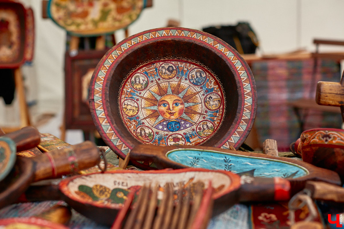 «Спорим, столько прях и   прялок в   одном месте вы   не   видели ни   разу»,   — заявила организатор «ПряхаФеста-2022» Ольга Журавлева. Единственный в   России фестиваль стал международной площадкой для увлеченных «теплым ремеслом» в   его современном прочтении. Обязательно оцените дефиле моделей в   одежде из   шерсти животных. Ну   и, конечно, талант мастериц.