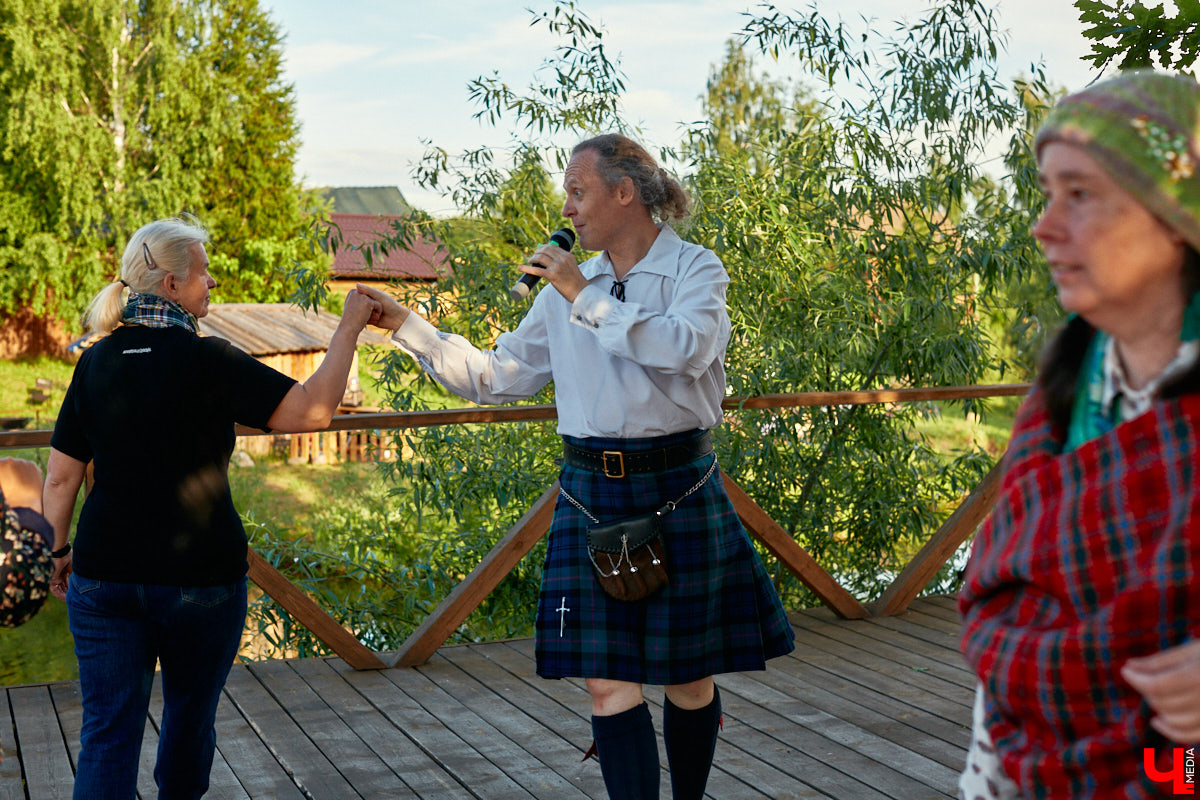 «Спорим, столько прях и   прялок в   одном месте вы   не   видели ни   разу»,   — заявила организатор «ПряхаФеста-2022» Ольга Журавлева. Единственный в   России фестиваль стал международной площадкой для увлеченных «теплым ремеслом» в   его современном прочтении. Обязательно оцените дефиле моделей в   одежде из   шерсти животных. Ну   и, конечно, талант мастериц.
