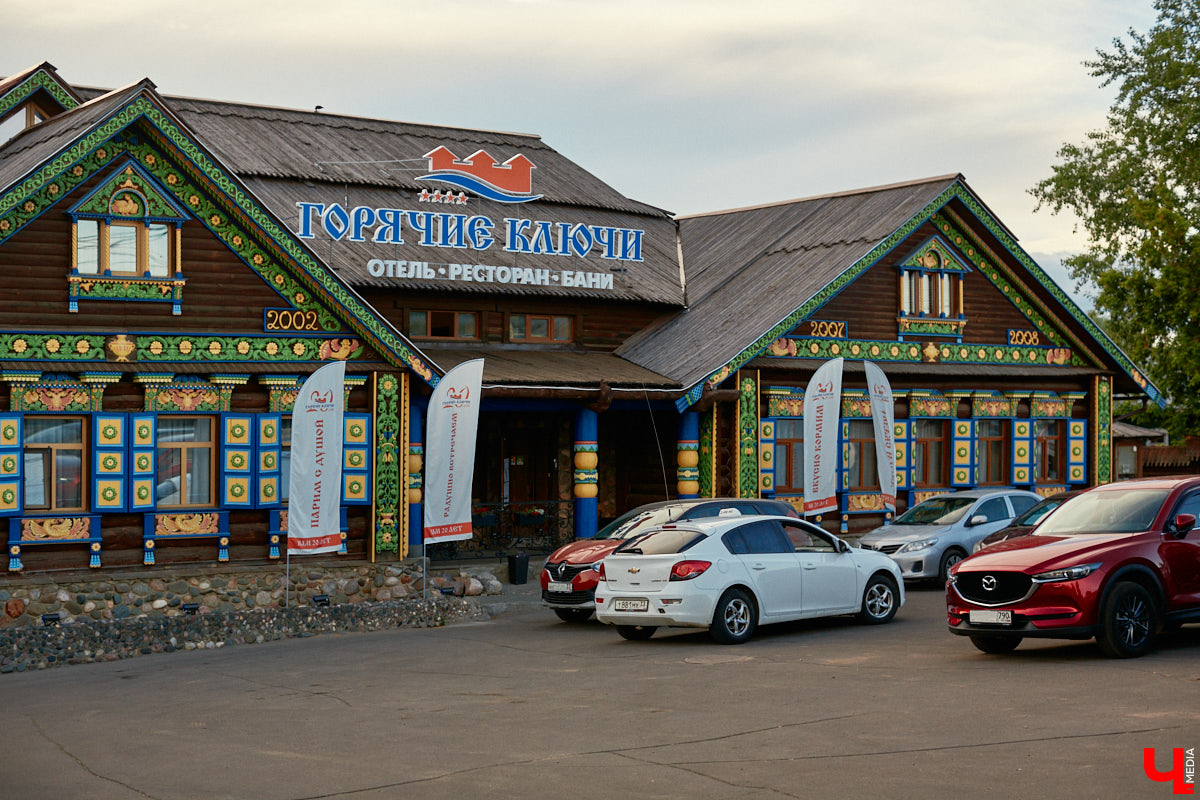 «Спорим, столько прях и   прялок в   одном месте вы   не   видели ни   разу»,   — заявила организатор «ПряхаФеста-2022» Ольга Журавлева. Единственный в   России фестиваль стал международной площадкой для увлеченных «теплым ремеслом» в   его современном прочтении. Обязательно оцените дефиле моделей в   одежде из   шерсти животных. Ну   и, конечно, талант мастериц.