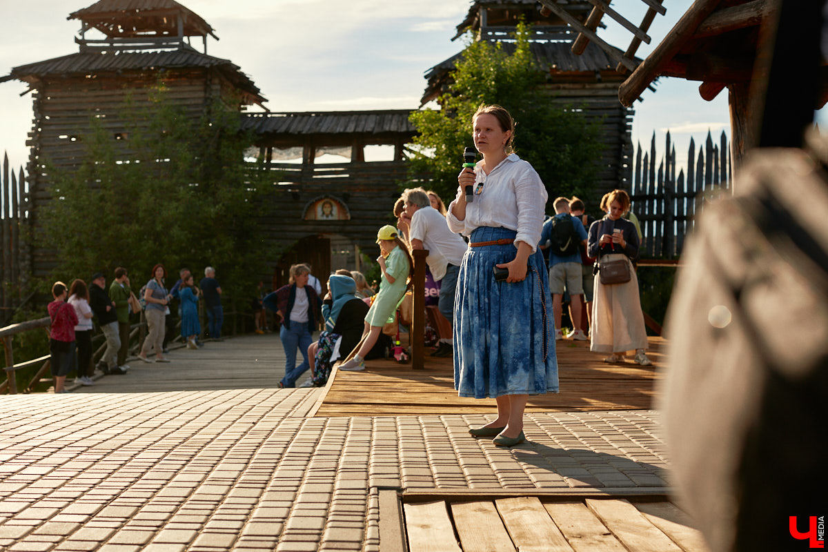 «Спорим, столько прях и   прялок в   одном месте вы   не   видели ни   разу»,   — заявила организатор «ПряхаФеста-2022» Ольга Журавлева. Единственный в   России фестиваль стал международной площадкой для увлеченных «теплым ремеслом» в   его современном прочтении. Обязательно оцените дефиле моделей в   одежде из   шерсти животных. Ну   и, конечно, талант мастериц.