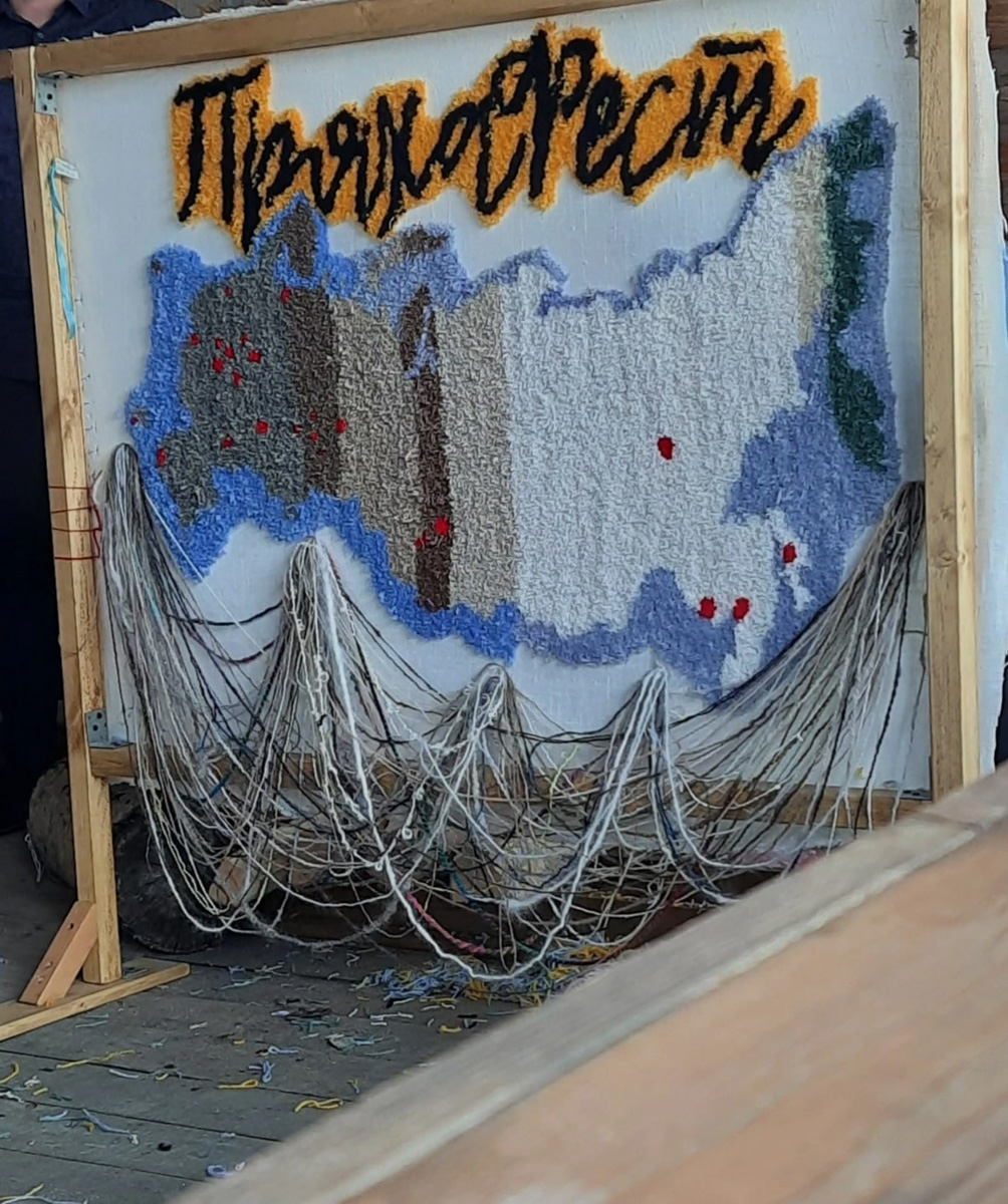 «Спорим, столько прях и   прялок в   одном месте вы   не   видели ни   разу»,   — заявила организатор «ПряхаФеста-2022» Ольга Журавлева. Единственный в   России фестиваль стал международной площадкой для увлеченных «теплым ремеслом» в   его современном прочтении. Обязательно оцените дефиле моделей в   одежде из   шерсти животных. Ну   и, конечно, талант мастериц.