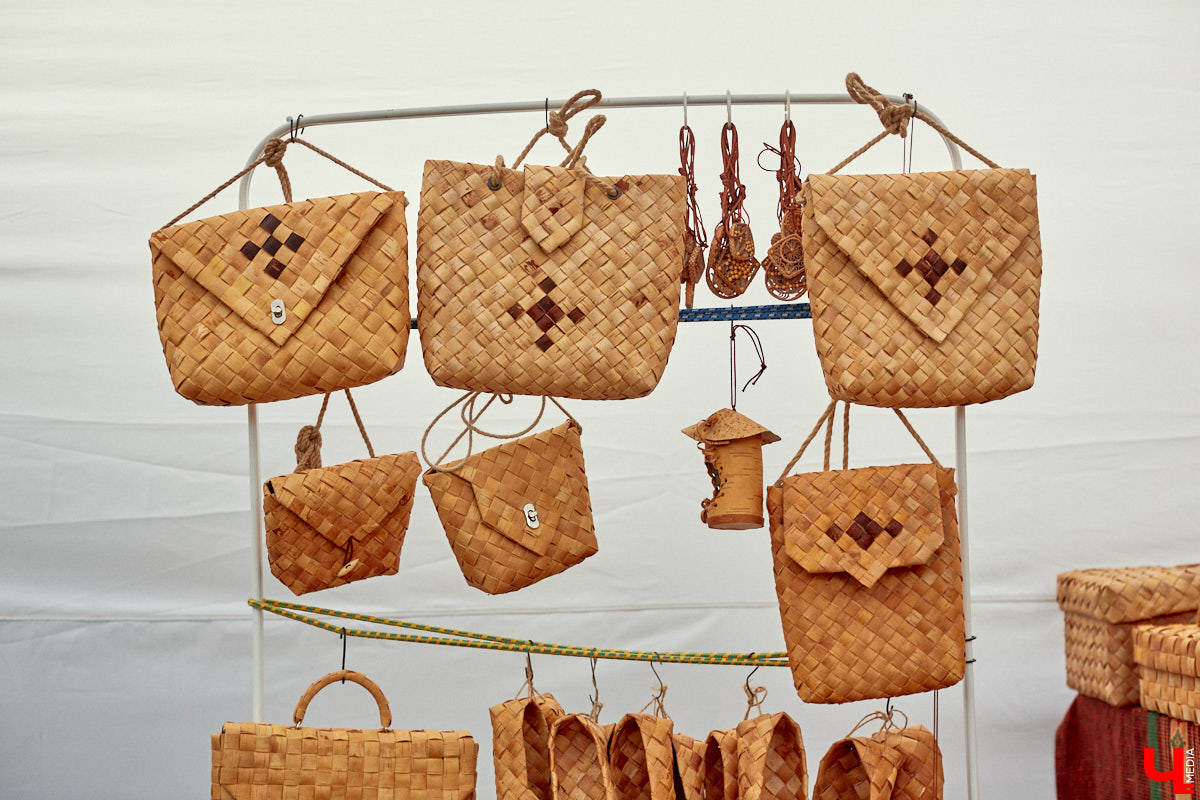 «Спорим, столько прях и   прялок в   одном месте вы   не   видели ни   разу»,   — заявила организатор «ПряхаФеста-2022» Ольга Журавлева. Единственный в   России фестиваль стал международной площадкой для увлеченных «теплым ремеслом» в   его современном прочтении. Обязательно оцените дефиле моделей в   одежде из   шерсти животных. Ну   и, конечно, талант мастериц.