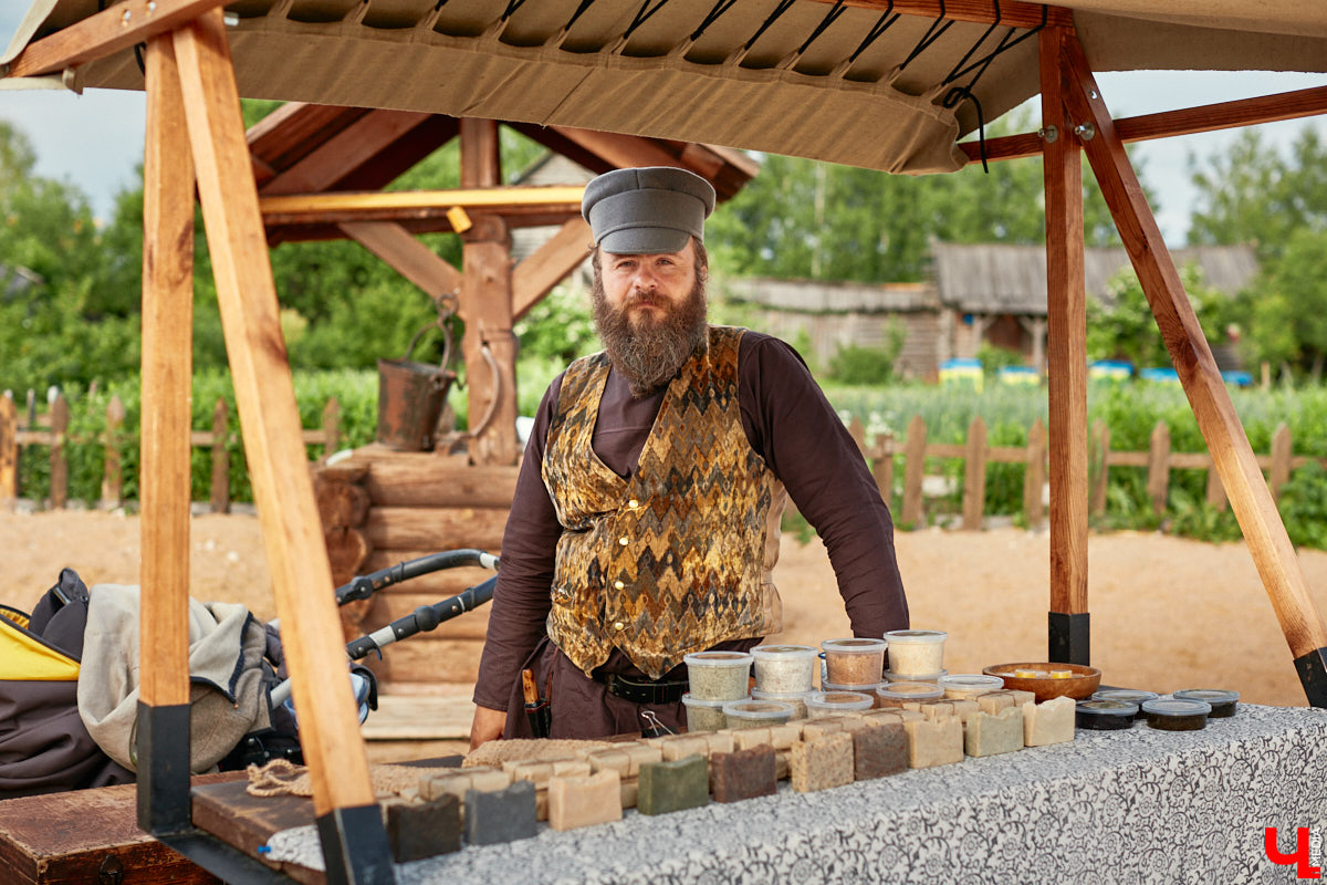 «Спорим, столько прях и   прялок в   одном месте вы   не   видели ни   разу»,   — заявила организатор «ПряхаФеста-2022» Ольга Журавлева. Единственный в   России фестиваль стал международной площадкой для увлеченных «теплым ремеслом» в   его современном прочтении. Обязательно оцените дефиле моделей в   одежде из   шерсти животных. Ну   и, конечно, талант мастериц.