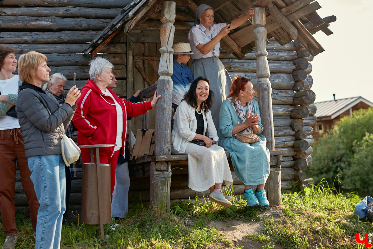 «Спорим, столько прях и   прялок в   одном месте вы   не   видели ни   разу»,   — заявила организатор «ПряхаФеста-2022» Ольга Журавлева. Единственный в   России фестиваль стал международной площадкой для увлеченных «теплым ремеслом» в   его современном прочтении. Обязательно оцените дефиле моделей в   одежде из   шерсти животных. Ну   и, конечно, талант мастериц.