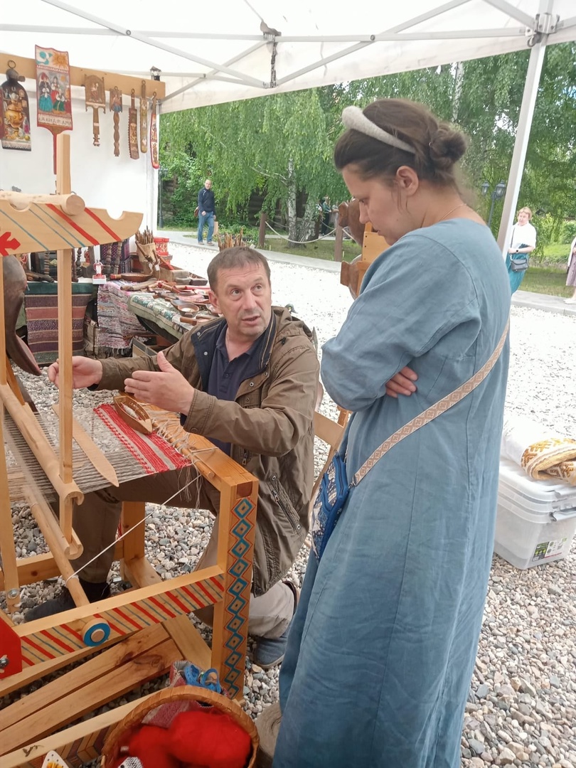 «Спорим, столько прях и   прялок в   одном месте вы   не   видели ни   разу»,   — заявила организатор «ПряхаФеста-2022» Ольга Журавлева. Единственный в   России фестиваль стал международной площадкой для увлеченных «теплым ремеслом» в   его современном прочтении. Обязательно оцените дефиле моделей в   одежде из   шерсти животных. Ну   и, конечно, талант мастериц.