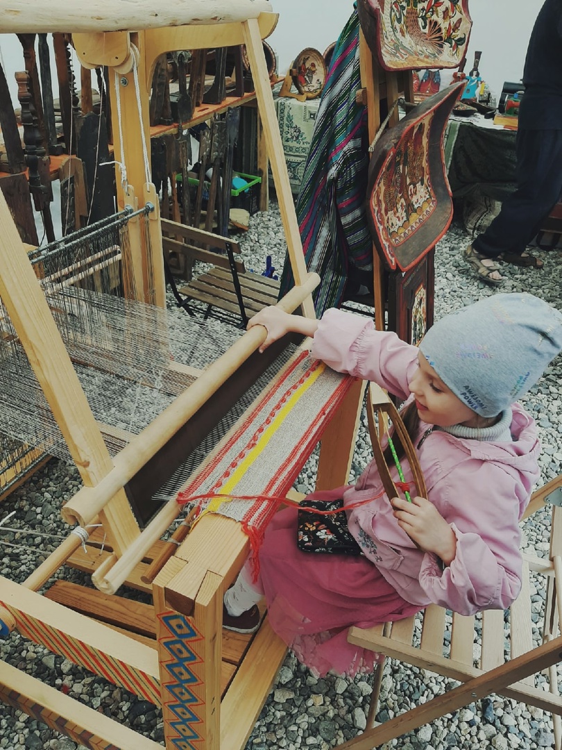«Спорим, столько прях и   прялок в   одном месте вы   не   видели ни   разу»,   — заявила организатор «ПряхаФеста-2022» Ольга Журавлева. Единственный в   России фестиваль стал международной площадкой для увлеченных «теплым ремеслом» в   его современном прочтении. Обязательно оцените дефиле моделей в   одежде из   шерсти животных. Ну   и, конечно, талант мастериц.