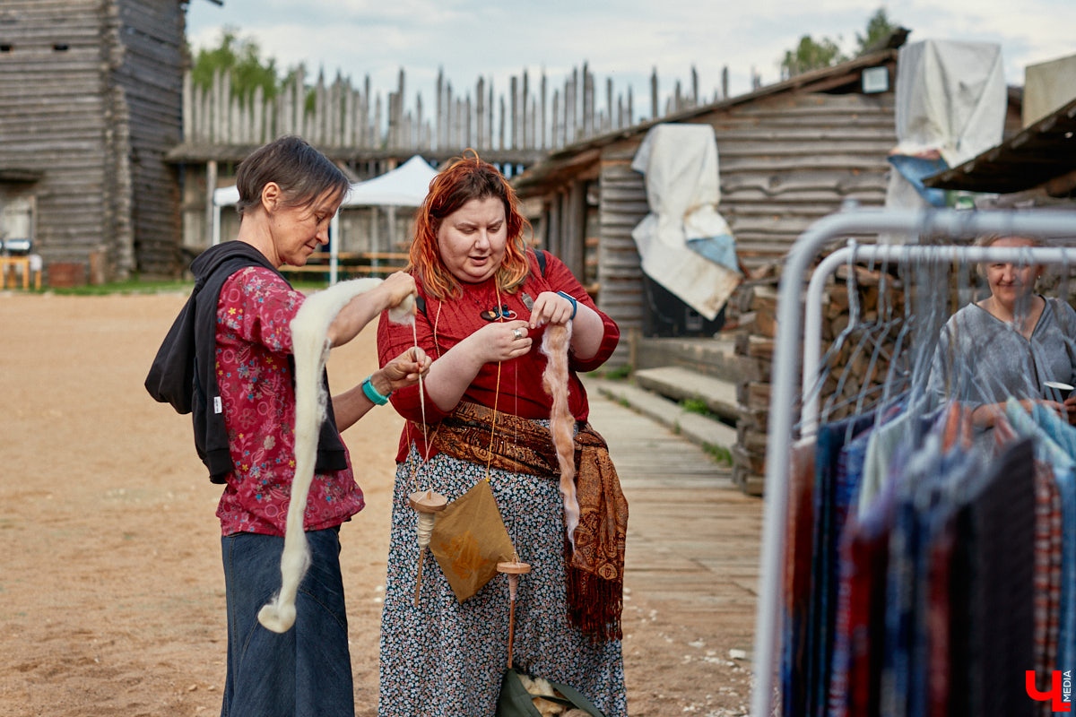 «Спорим, столько прях и   прялок в   одном месте вы   не   видели ни   разу»,   — заявила организатор «ПряхаФеста-2022» Ольга Журавлева. Единственный в   России фестиваль стал международной площадкой для увлеченных «теплым ремеслом» в   его современном прочтении. Обязательно оцените дефиле моделей в   одежде из   шерсти животных. Ну   и, конечно, талант мастериц.
