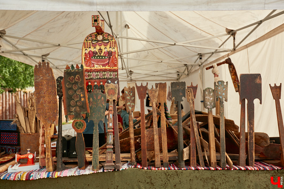 «Спорим, столько прях и   прялок в   одном месте вы   не   видели ни   разу»,   — заявила организатор «ПряхаФеста-2022» Ольга Журавлева. Единственный в   России фестиваль стал международной площадкой для увлеченных «теплым ремеслом» в   его современном прочтении. Обязательно оцените дефиле моделей в   одежде из   шерсти животных. Ну   и, конечно, талант мастериц.