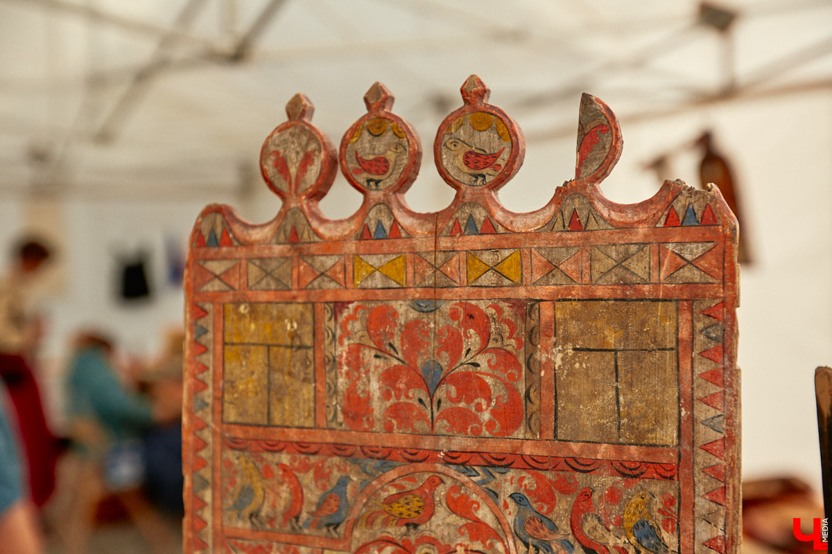 «Спорим, столько прях и   прялок в   одном месте вы   не   видели ни   разу»,   — заявила организатор «ПряхаФеста-2022» Ольга Журавлева. Единственный в   России фестиваль стал международной площадкой для увлеченных «теплым ремеслом» в   его современном прочтении. Обязательно оцените дефиле моделей в   одежде из   шерсти животных. Ну   и, конечно, талант мастериц.