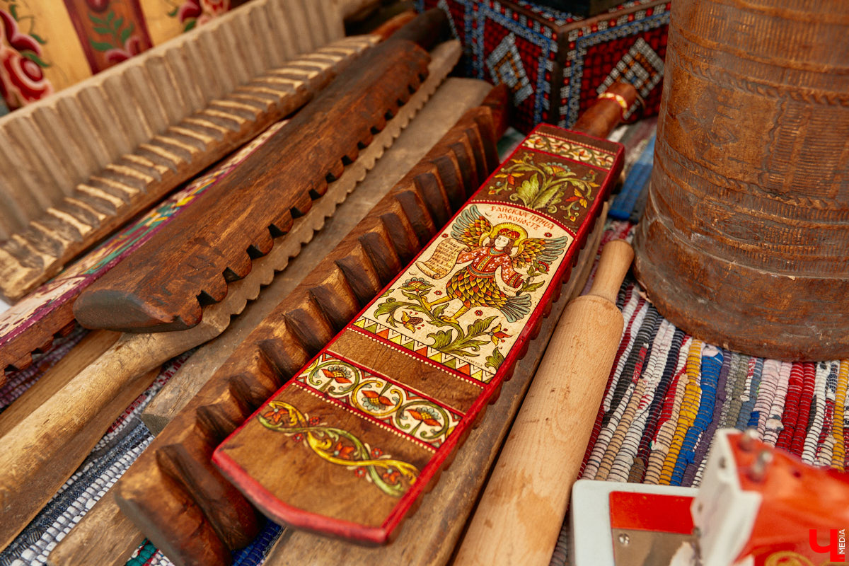 «Спорим, столько прях и   прялок в   одном месте вы   не   видели ни   разу»,   — заявила организатор «ПряхаФеста-2022» Ольга Журавлева. Единственный в   России фестиваль стал международной площадкой для увлеченных «теплым ремеслом» в   его современном прочтении. Обязательно оцените дефиле моделей в   одежде из   шерсти животных. Ну   и, конечно, талант мастериц.