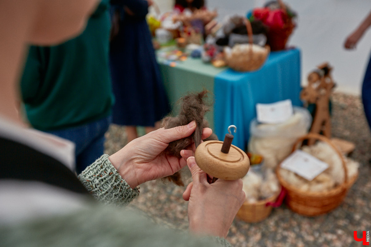 «Спорим, столько прях и   прялок в   одном месте вы   не   видели ни   разу»,   — заявила организатор «ПряхаФеста-2022» Ольга Журавлева. Единственный в   России фестиваль стал международной площадкой для увлеченных «теплым ремеслом» в   его современном прочтении. Обязательно оцените дефиле моделей в   одежде из   шерсти животных. Ну   и, конечно, талант мастериц.