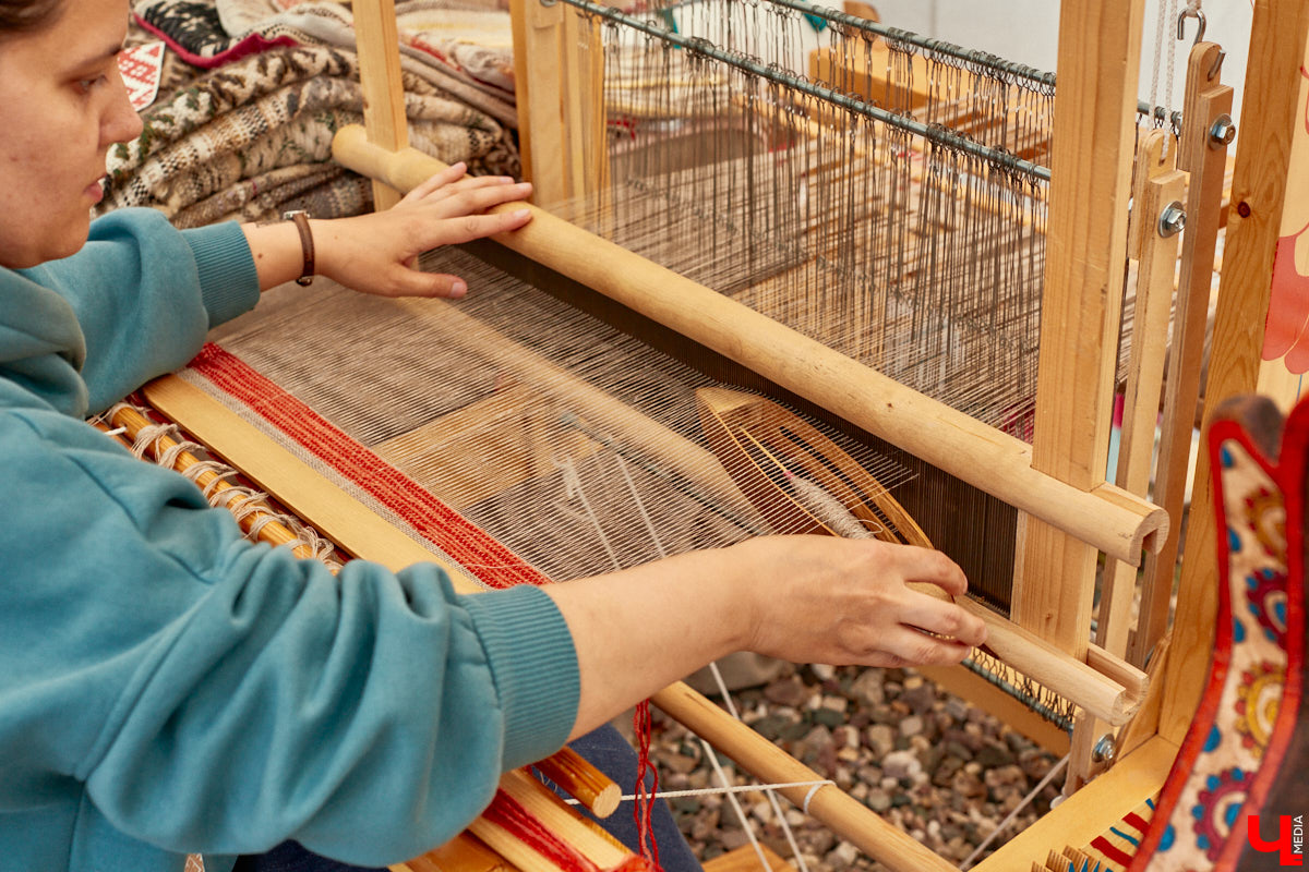 «Спорим, столько прях и   прялок в   одном месте вы   не   видели ни   разу»,   — заявила организатор «ПряхаФеста-2022» Ольга Журавлева. Единственный в   России фестиваль стал международной площадкой для увлеченных «теплым ремеслом» в   его современном прочтении. Обязательно оцените дефиле моделей в   одежде из   шерсти животных. Ну   и, конечно, талант мастериц.