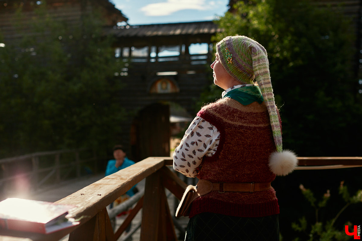 «Спорим, столько прях и   прялок в   одном месте вы   не   видели ни   разу»,   — заявила организатор «ПряхаФеста-2022» Ольга Журавлева. Единственный в   России фестиваль стал международной площадкой для увлеченных «теплым ремеслом» в   его современном прочтении. Обязательно оцените дефиле моделей в   одежде из   шерсти животных. Ну   и, конечно, талант мастериц.