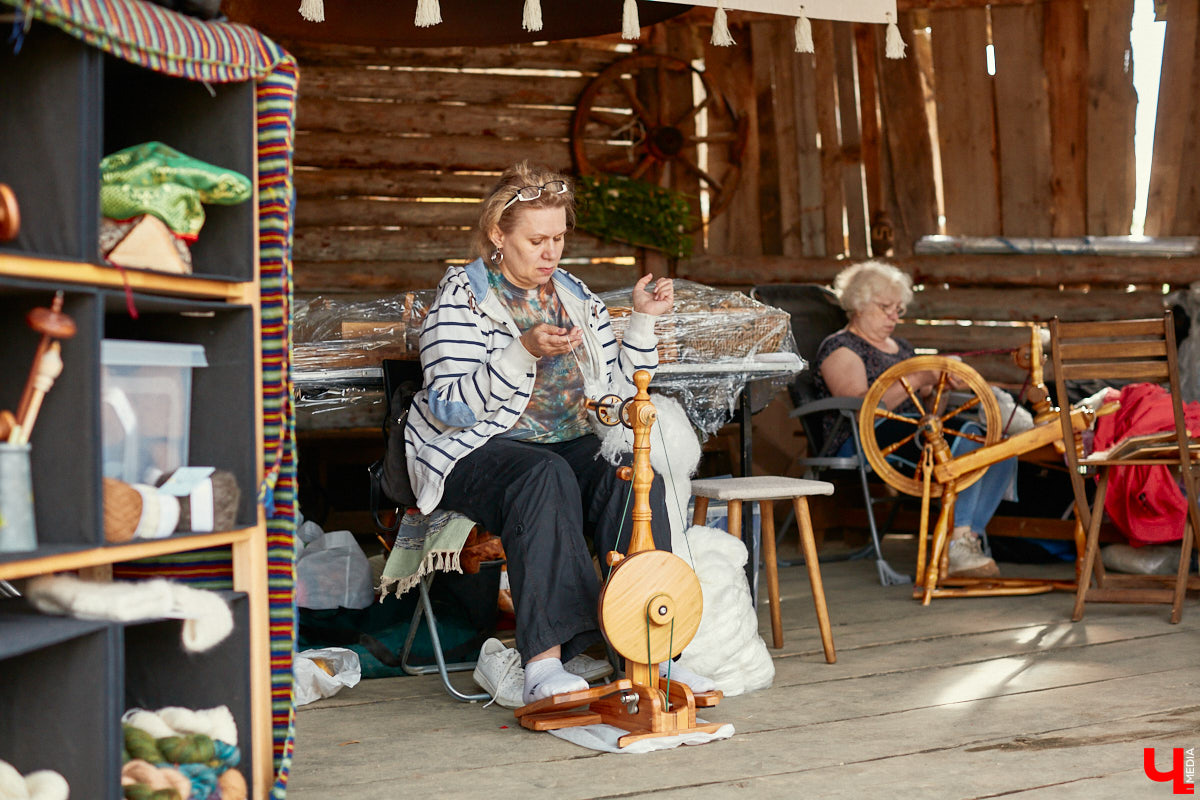 «Спорим, столько прях и   прялок в   одном месте вы   не   видели ни   разу»,   — заявила организатор «ПряхаФеста-2022» Ольга Журавлева. Единственный в   России фестиваль стал международной площадкой для увлеченных «теплым ремеслом» в   его современном прочтении. Обязательно оцените дефиле моделей в   одежде из   шерсти животных. Ну   и, конечно, талант мастериц.