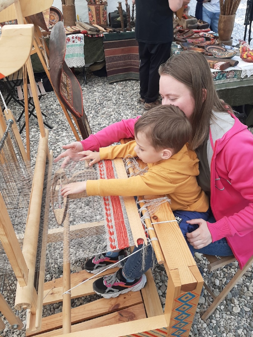 «Спорим, столько прях и   прялок в   одном месте вы   не   видели ни   разу»,   — заявила организатор «ПряхаФеста-2022» Ольга Журавлева. Единственный в   России фестиваль стал международной площадкой для увлеченных «теплым ремеслом» в   его современном прочтении. Обязательно оцените дефиле моделей в   одежде из   шерсти животных. Ну   и, конечно, талант мастериц.