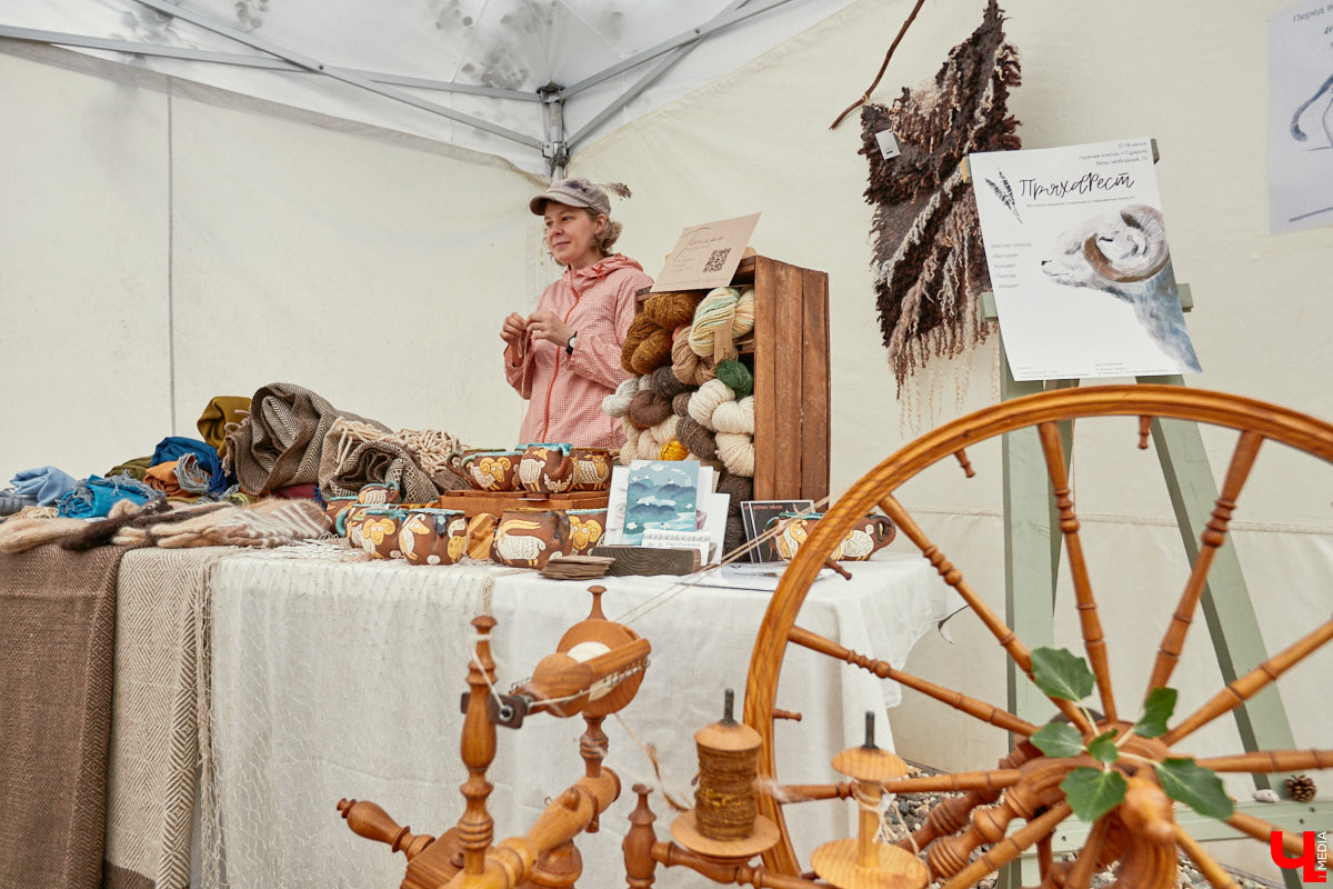 «Спорим, столько прях и   прялок в   одном месте вы   не   видели ни   разу»,   — заявила организатор «ПряхаФеста-2022» Ольга Журавлева. Единственный в   России фестиваль стал международной площадкой для увлеченных «теплым ремеслом» в   его современном прочтении. Обязательно оцените дефиле моделей в   одежде из   шерсти животных. Ну   и, конечно, талант мастериц.
