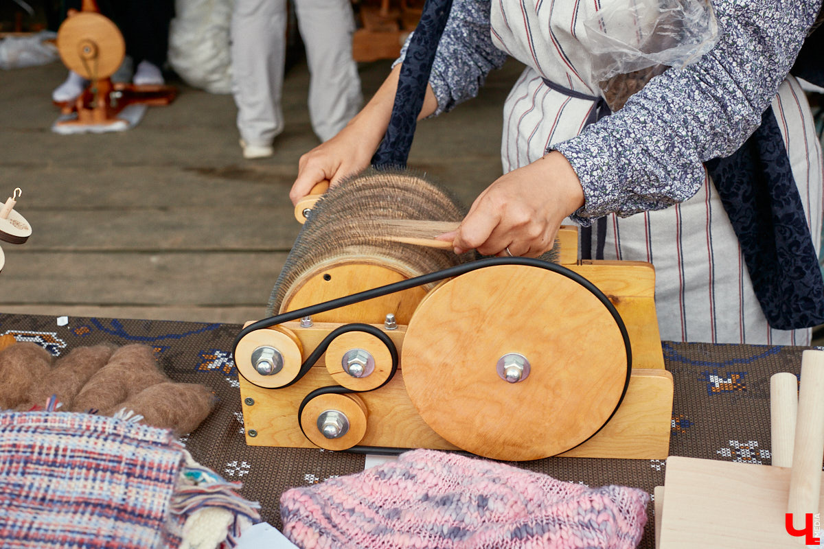 «Спорим, столько прях и   прялок в   одном месте вы   не   видели ни   разу»,   — заявила организатор «ПряхаФеста-2022» Ольга Журавлева. Единственный в   России фестиваль стал международной площадкой для увлеченных «теплым ремеслом» в   его современном прочтении. Обязательно оцените дефиле моделей в   одежде из   шерсти животных. Ну   и, конечно, талант мастериц.