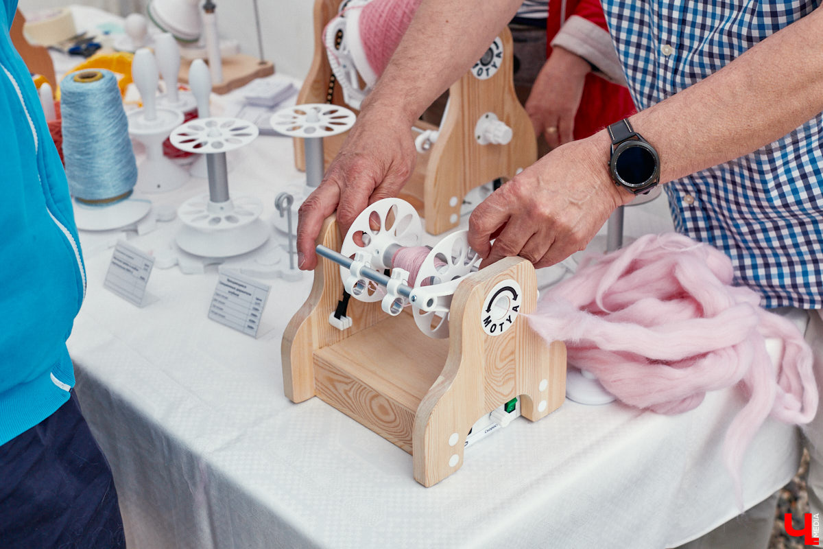 «Спорим, столько прях и   прялок в   одном месте вы   не   видели ни   разу»,   — заявила организатор «ПряхаФеста-2022» Ольга Журавлева. Единственный в   России фестиваль стал международной площадкой для увлеченных «теплым ремеслом» в   его современном прочтении. Обязательно оцените дефиле моделей в   одежде из   шерсти животных. Ну   и, конечно, талант мастериц.