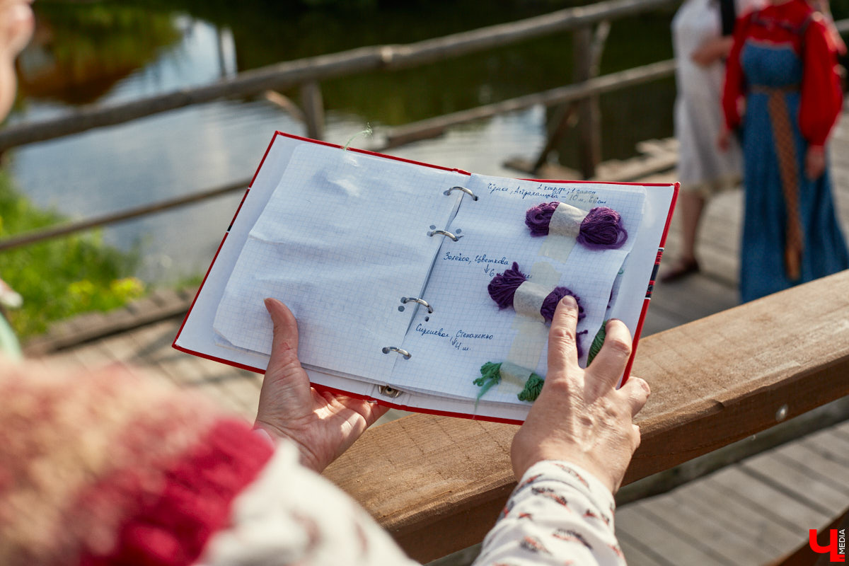 «Спорим, столько прях и   прялок в   одном месте вы   не   видели ни   разу»,   — заявила организатор «ПряхаФеста-2022» Ольга Журавлева. Единственный в   России фестиваль стал международной площадкой для увлеченных «теплым ремеслом» в   его современном прочтении. Обязательно оцените дефиле моделей в   одежде из   шерсти животных. Ну   и, конечно, талант мастериц.