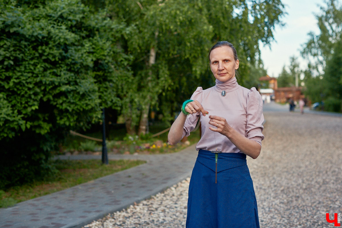 «Спорим, столько прях и   прялок в   одном месте вы   не   видели ни   разу»,   — заявила организатор «ПряхаФеста-2022» Ольга Журавлева. Единственный в   России фестиваль стал международной площадкой для увлеченных «теплым ремеслом» в   его современном прочтении. Обязательно оцените дефиле моделей в   одежде из   шерсти животных. Ну   и, конечно, талант мастериц.