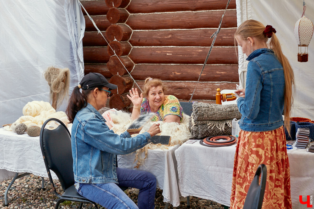 «Спорим, столько прях и   прялок в   одном месте вы   не   видели ни   разу»,   — заявила организатор «ПряхаФеста-2022» Ольга Журавлева. Единственный в   России фестиваль стал международной площадкой для увлеченных «теплым ремеслом» в   его современном прочтении. Обязательно оцените дефиле моделей в   одежде из   шерсти животных. Ну   и, конечно, талант мастериц.