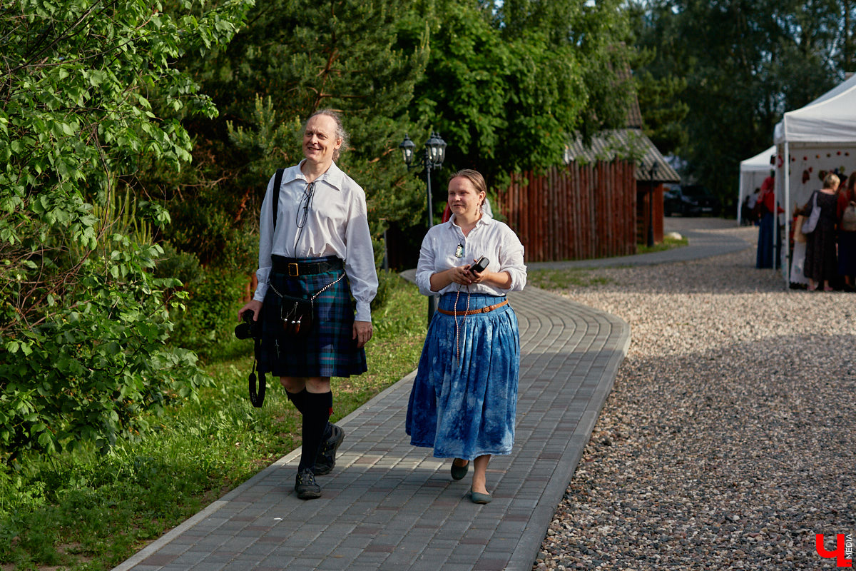 «Спорим, столько прях и   прялок в   одном месте вы   не   видели ни   разу»,   — заявила организатор «ПряхаФеста-2022» Ольга Журавлева. Единственный в   России фестиваль стал международной площадкой для увлеченных «теплым ремеслом» в   его современном прочтении. Обязательно оцените дефиле моделей в   одежде из   шерсти животных. Ну   и, конечно, талант мастериц.