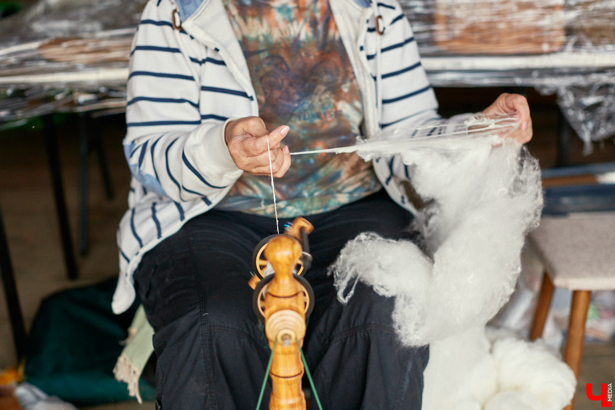 «Спорим, столько прях и   прялок в   одном месте вы   не   видели ни   разу»,   — заявила организатор «ПряхаФеста-2022» Ольга Журавлева. Единственный в   России фестиваль стал международной площадкой для увлеченных «теплым ремеслом» в   его современном прочтении. Обязательно оцените дефиле моделей в   одежде из   шерсти животных. Ну   и, конечно, талант мастериц.